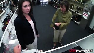 Продавец ломбарда имеет привлекательную телку в подсобке после работы