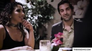 Кудрявая мулатка изменяет богатому ухажеру с официантом в туалете