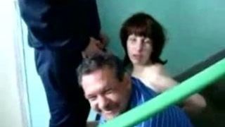 Пьяная зрелая россиянка отсасывает член в подъезде в обнаженном виде