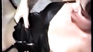 Два негра большими хуями поимели зрелую шлюху в рот и мокрую манду