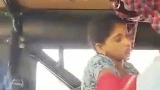 Индуска расплачивается за поездку еблей на заднем сидении